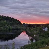 Glamping on idyllic lake, paddle boards & rowboat