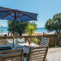 Onetangi Waterfront Bach - Coast & Country, Hotel in Onetangi