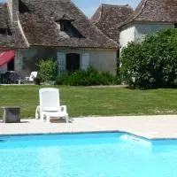 luxury cottage for 2, beautiful views, large swimming pool, no children، فندق في Issigeac