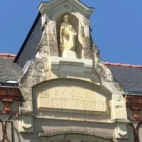 Chambres d'Hôtes - Ancienne Ecole St Joseph、Chanzeauxのホテル
