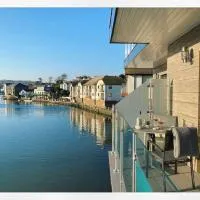 3 The Boatyard - Luxurious waterside 4 bed townhouse, lift, parking, hótel í Kingsbridge