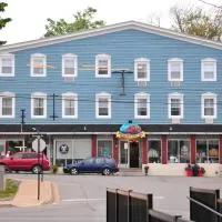 Smugglers Cove Inn, hotel di Lunenburg