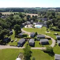 Le Domaine du Scorff - hébergements insolites chalets 4 à 6 personnes et roulottes, hótel í Kernascléden