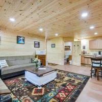 Charming Cabin Near Roaring River State Park!, hotel di Cassville
