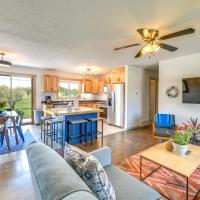 Family-Friendly Lander Home Rental Yard, Patio!, hotel in zona Hunt Field Airport - LND, Lander