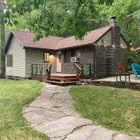 Cute private Wooded Cabin near the big lake, hótel í Tafton