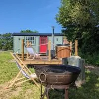 Kenny’s Hut، فندق في Cowfold