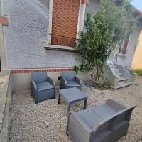 Petite maison avec jardin, hotel v destinaci Montluçon