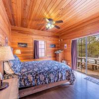 Cabin #5 Black Bear - Pet Friendly - Sleeps 6 - Playground & Game Room, hotel in Payson