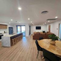 Brand New Modern 4 Bedroom Home, hotel perto de Forbes Airport - FRB, Parkes