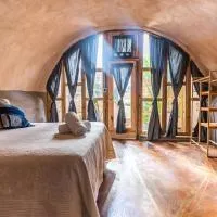 Caliu Earthship Ecolodge, hotel in Colonia del Sacramento