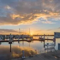 Marina getaway on the water!, hotel di Naples