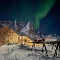 Det Gamle Hotellet Guesthouse، فندق في راين