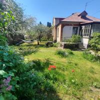 Cozy private house with a yard & parking, hotel in Zasulauks, Rīga