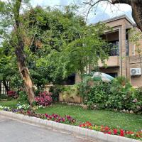 Riviera Courtyard Guest House Islamabad, хотел в района на F-8 Sector, Исламабад