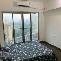 Room in Flat with Amazing City and Sea View, hotel en Worli, Bombay