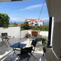 Viesnīca Karina Apartments pilsētā Supetara