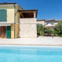 Charming Orange Apartment with Private Pool and Garden Oasis، فندق في فابريكا