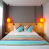 La Regence – hotel w mieście Courbevoie