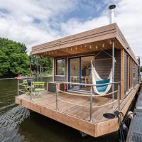 Hausboot AHOI hochwertiges Hausboote mit großer Terrasse und Kamin