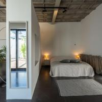 Loft van 90 m² met grote binnentuin., hotel in Hoboken, Antwerp