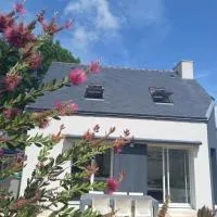 Maison tout confort au calme à 300m de la mer et du GR34 avec jardin, hotelli kohteessa Loctudy