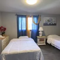 Cozy Private Room With Two Beds, hotel u gradu Enkoridž