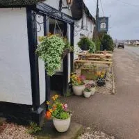 The Old Thatch Inn โรงแรมในCheriton Bishop