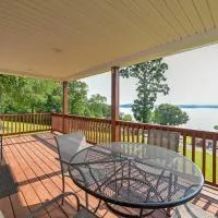 Deck & Water View: Cozy Kentucky Lake Getaway，New Concord的飯店