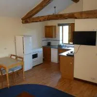 Millstone Gite 2, two bed apartment + shared pool, ξενοδοχείο σε Chassenon