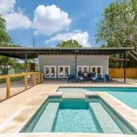 5 BDRM Home on 2 Acres Mins To Wineries Private Heated Pool and Hot Tub – hotel w mieście Johnson City