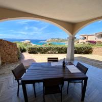 A Punta Tegge il mare la spiaggia il tramonto, hotel in La Maddalena