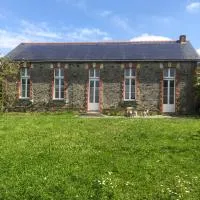 Gîte -Belle Maison dans une ancienne école-Tarif réduit hors WE !、Chanzeauxのホテル