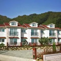 Capri Hakdong Pension, hotel u gradu Geoje