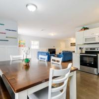 Walk to Atlantic Beach Family Gem with Fenced Yard, hotel near Grand Strand Airport - CRE, Myrtle Beach