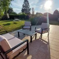 Maison d'hôtes avec jardin 3 chambres pour 7 à 45 min circuit 24h du Mans, hotel a Vibraye