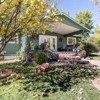 Kapila Gardens Family Retreat w/ private pool, hotel v destinaci Cottonwood