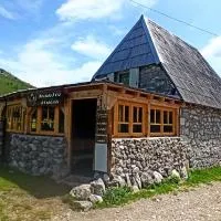Na krovu svijeta, viešbutis mieste Gornji Lukomir
