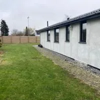Villa med private værelser delt badeværelse/køkken, viby sj., hotelli kohteessa Viby