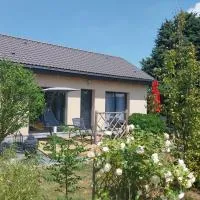 Gîte cossu avec vélos, option bien-être et spa estival de long de la Véloscénie، فندق في Montigny-le-Chartif