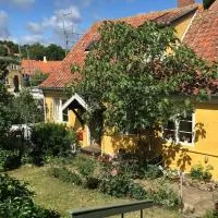 CHARMING FARM HOUSE IN GUDHJEM, hotelli kohteessa Gudhjem