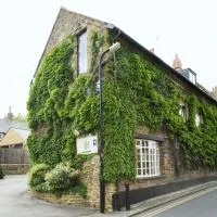 The Poplars Moulton، فندق في Moulton