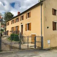 Gîte de la Croix Mandet, хотел в Vensat