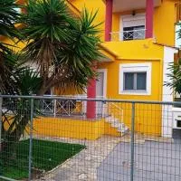 The Sunny House, מלון בKritharia