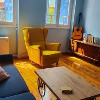 Yellow and blue relax house, hotell i Castella i Pireus