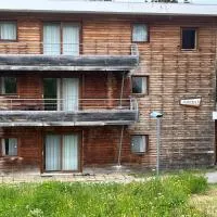 Viesnīca Chamrousse Appart 8 personnes au pied des pistes pilsētā Šamrusa
