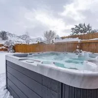 Modern home near UVU and BYU with hot tub and mountain views, hotel in Orem