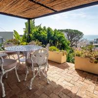 Bantry Studio Cottage Overlooking the Ocean: bir Cape Town, Fresnaye oteli