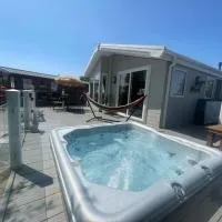Indulgence lakeside lodge i1 with hot tub, private fishing peg situated at Tattershall Lakes Country Park, hotel em Tattershall