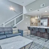 Modern Townhome near Old Town, Breweries, & River!, hotel en Fort Collins